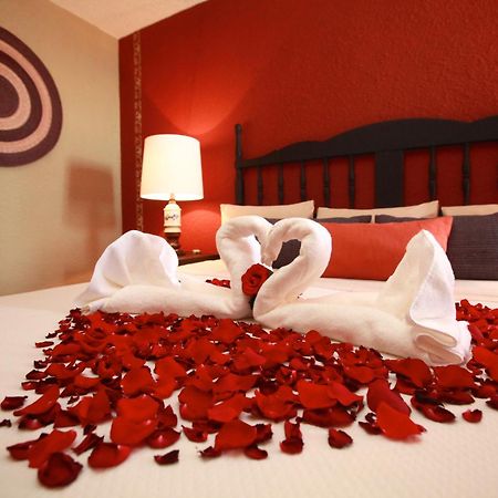 Hotel Montetaxco Exteriér fotografie A bed decorated with rose petals