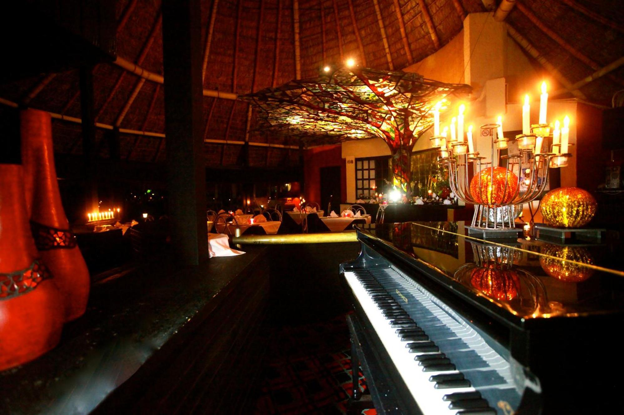 Hotel Montetaxco Exteriér fotografie The piano bar at the resort