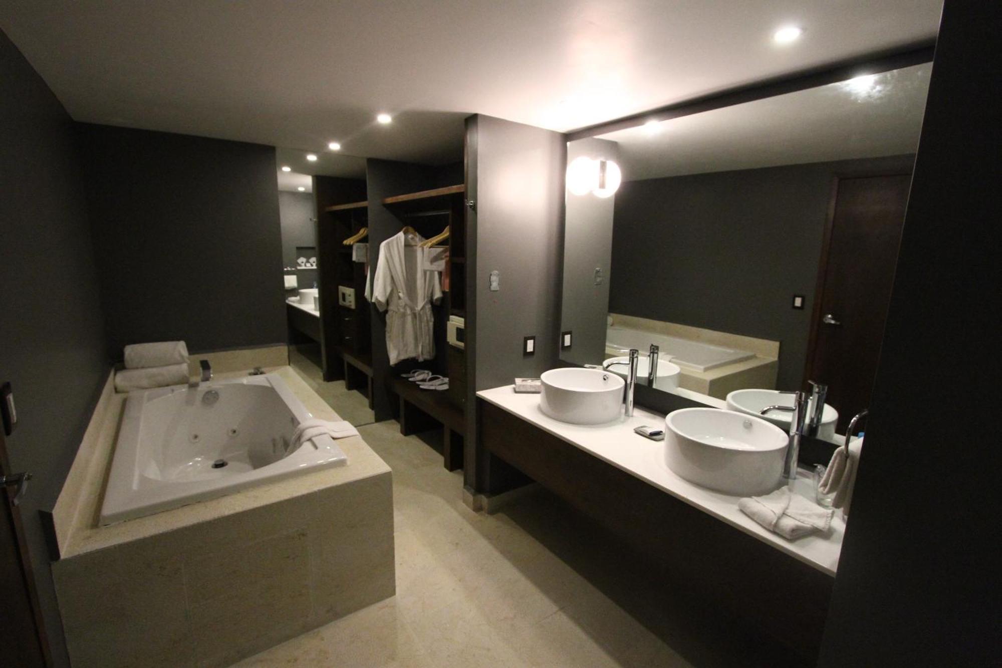 Hotel Montetaxco Pokoj fotografie Bathroom of a hotel room