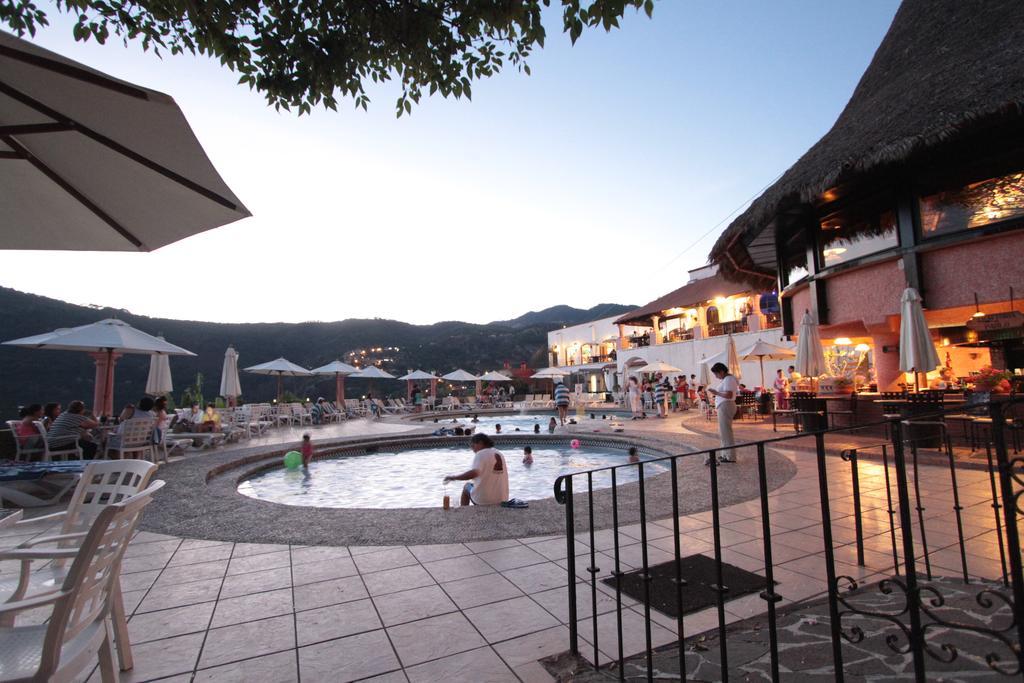 Hotel Montetaxco Exteriér fotografie The resort at dusk