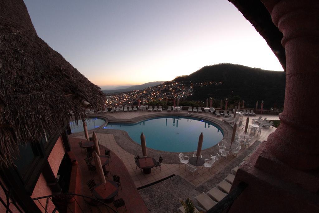 Hotel Montetaxco Exteriér fotografie View of the pool at the hotel