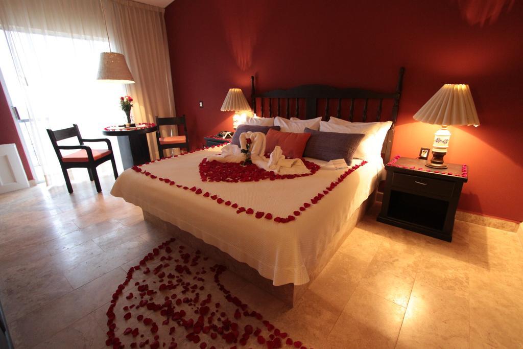 Hotel Montetaxco Exteriér fotografie A bedroom decorated for Valentine's Day