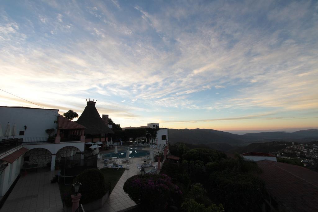 Hotel Montetaxco Exteriér fotografie Sunset at the hotel