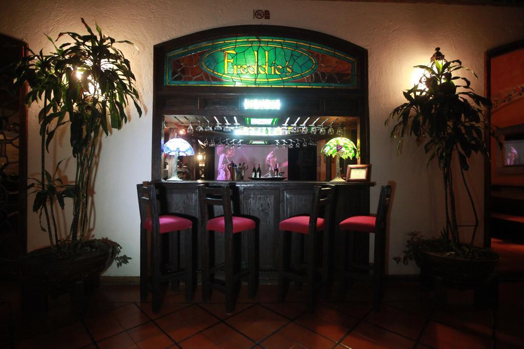 Hotel Montetaxco Exteriér fotografie The bar at the Hotel El Mesón